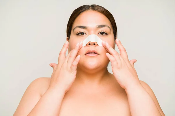 Porträt Einer Dicken Lateinamerikanischen Frau Die Ihre Schönheitspflege Durchführt Während — Stockfoto