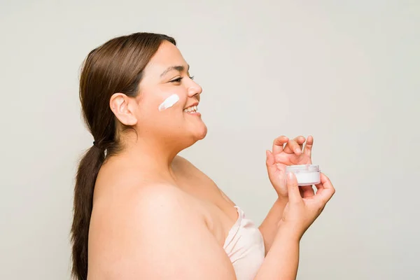 Visão Lateral Uma Mulher Obesa Feliz Sorrindo Enquanto Hidrata Creme — Fotografia de Stock