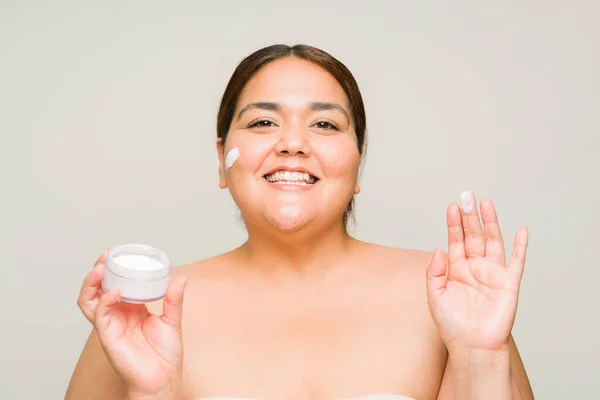 Mujer Hispana Gorda Excitada Haciendo Contacto Visual Usando Crema Hidratante —  Fotos de Stock