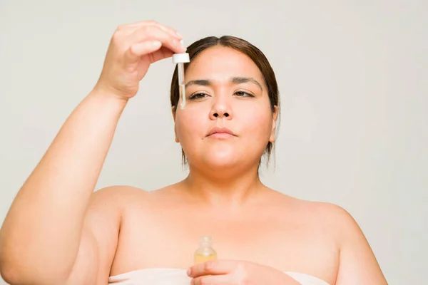 Mulher Grande Obesa Com Ombros Nus Usando Conta Gotas Para — Fotografia de Stock