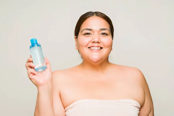 Portræt Glad Overvægtig Kvinde Ved Hjælp Makeup Remover Skønhedsprodukter Til - Stock-foto