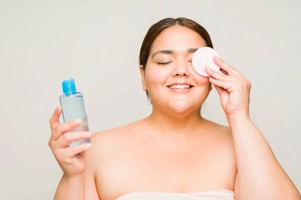 Happy Fat Latin Woman Bare Shoulders Using Sponge Makeup Remover — Stock Photo, Image