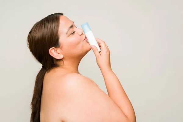 Happy Fat Hispanic Woman Kissing Beauty Skincare Product Loving Results — Stock Photo, Image