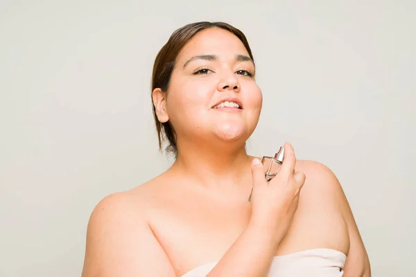 Mulher Obesa Bonita Com Amor Próprio Confiança Colocando Spray Fragrância — Fotografia de Stock