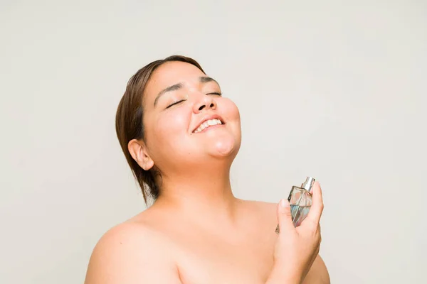 Mulher Relaxada Atraente Sorrindo Colocar Spray Fragrância Parecendo Feliz Com — Fotografia de Stock