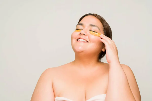 Fröhliche Dicke Hispanische Frau Entspannt Sich Mit Augenklappen Gegen Falten — Stockfoto