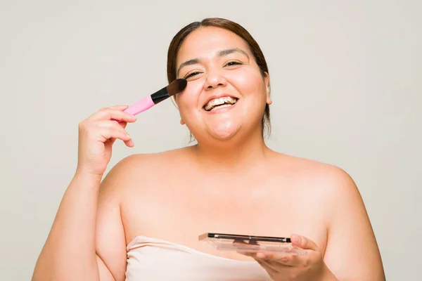 Cheerful Overweight Happy Woman Bare Shoulders Using Makeup Brush Getting — Stock Photo, Image