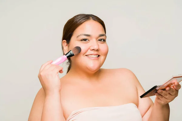 Mulher Grande Lindo Sorrindo Preparando Colocar Maquiagem Usando Pincel Com — Fotografia de Stock