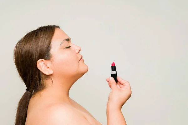 Fettleibige Frau Ihren Dreißigern Mit Lippenstift Und Make Schönheitsprodukt Mit — Stockfoto