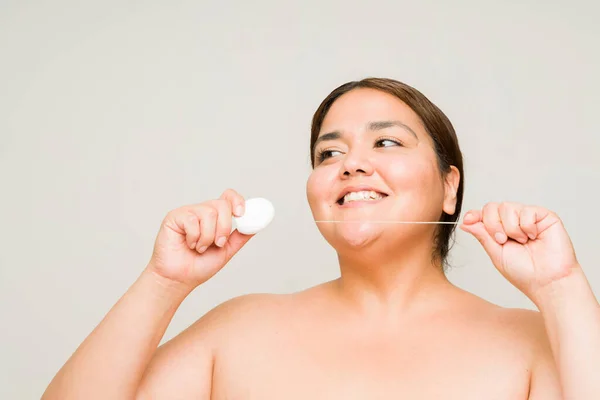 Attractive Size Woman Bare Shoulders Smiling Flossing Her Teeth Looking — Stock Photo, Image