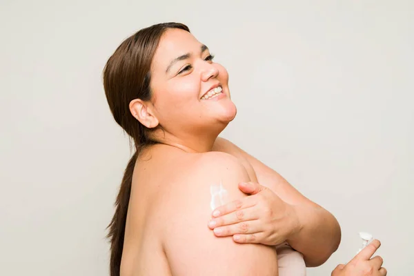 Feliz Mulher Bonita Size Usando Creme Hidratante Seu Corpo Usar — Fotografia de Stock