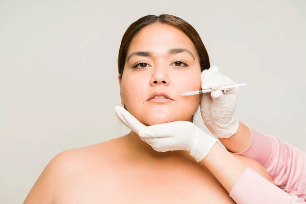 Piękna Gruba Kobieta Wykonuje Zabieg Kosmetyczny Zakładając Toksynę Botulinową Lub — Zdjęcie stockowe