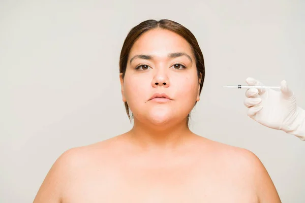 Fette Size Frau Blickt Die Kamera Während Sie Einen Kosmetischen — Stockfoto