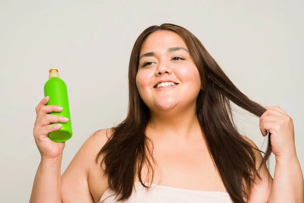 Size Happy Woman Her 30S Smiling Using Conditioner Taking Care — Stock Photo, Image