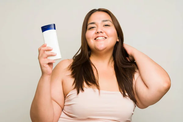 Excitada Hispânica Size Mulher Usando Shampoo Condicionador Para Seu Cabelo — Fotografia de Stock