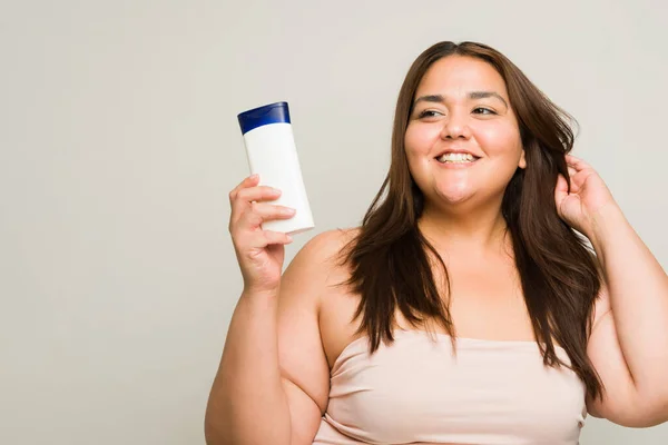 Vrolijke Vrouw Met Overgewicht Met Zijdezacht Lang Haar Met Shampoo — Stockfoto