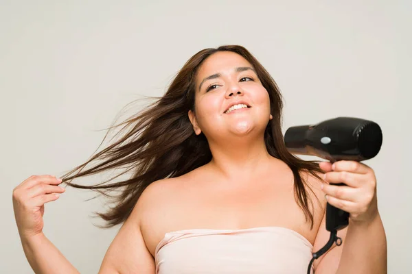 Veselá Uvolněná Obézní Žena Usmívá Zatímco Fouká Vlasy Pomocí Fén — Stock fotografie