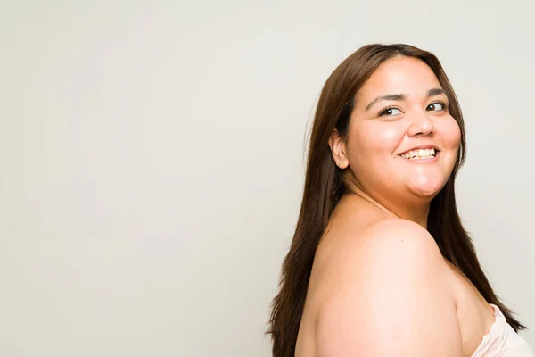 Wspaniały Tłuszcz Latynoska Kobieta Robi Procedury Pielęgnacji Skóry Pomocą Produktów — Zdjęcie stockowe
