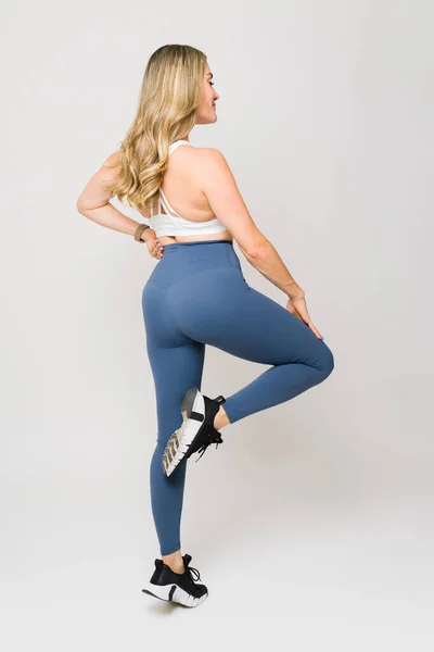 Aantrekkelijke Actieve Vrouw Poseren Activewear Tonen Haar Buit Fit Lichaam — Stockfoto