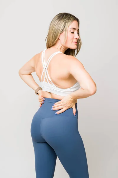 Mulher Branca Bonita Posando Mostrando Seu Corpo Forte Apto Espólio — Fotografia de Stock