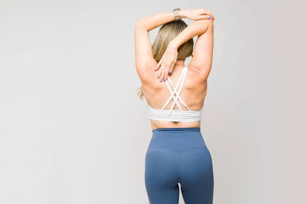 Hátsó Nézet Egy Fitnesznőről Aki Kinyújtja Karját Testét Miközben Bemelegítő — Stock Fotó