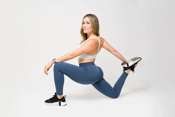 Sportlich Aktive Kaukasierin Streckt Ihre Beine Und Macht Aufwärmübungen Vor — Stockfoto