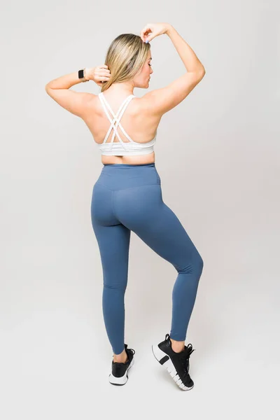 Mujer Atlética Con Polainas Deportivas Mostrando Sus Fuertes Músculos Espalda —  Fotos de Stock