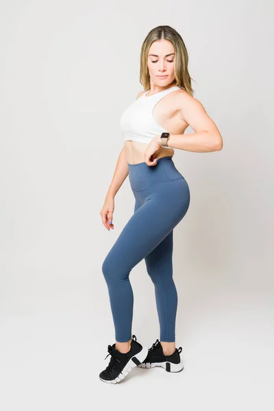 Lunghezza Completa Una Donna Sportiva Atletica Forte Posa Activewear Utilizzando — Foto Stock