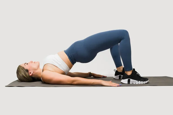 Atletik Formda Bir Kadın Karın Kalça Egzersizi Yaparken Köprü Pozu — Stok fotoğraf