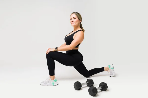 Portrait Beautiful Sporty Woman Doing Bulgarian Squats Ready Lift Dumbbell — Stock Photo, Image