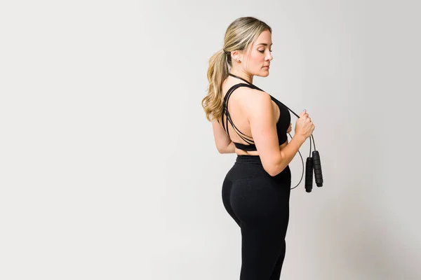 Siyah Taytlı Fitness Tarzı Olan Güzel Beyaz Kadın Fotokopi Alanının — Stok fotoğraf