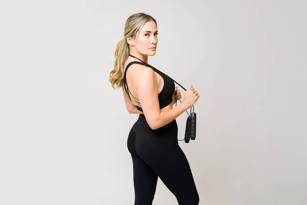 Mulher Branca Atlética Fazendo Contato Visual Exercitando Com Uma Corda — Fotografia de Stock