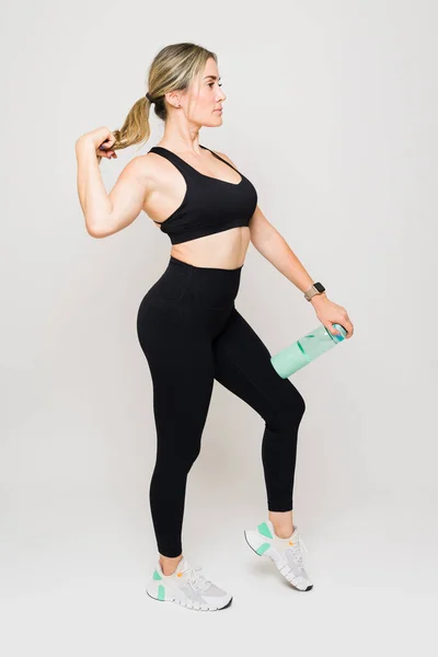 Fitness Mulher Caucasiana Desportiva Pronto Para Iniciar Seus Exercícios Treino — Fotografia de Stock