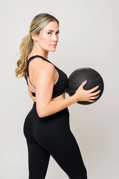 Yaşlarındaki Yakışıklı Beyaz Kadın Çapraz Antrenmana Hazır Topa Vurarak Egzersiz — Stok fotoğraf