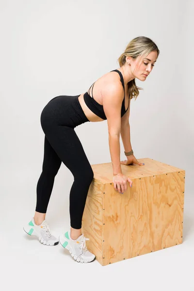 Mujer Atlética Fitness Usando Una Caja Salto Plyo Para Sus — Foto de Stock