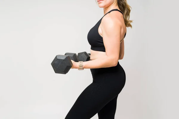 Güçlü Beyaz Kadın Ağırlık Kaldırıyor Egzersiz Yaparken Halterlerle Egzersiz Yapıyor — Stok fotoğraf