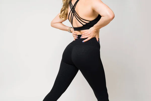 Close Caucasian Woman Fit Body Black Leggings Black Activewear Posing — Stock Photo, Image