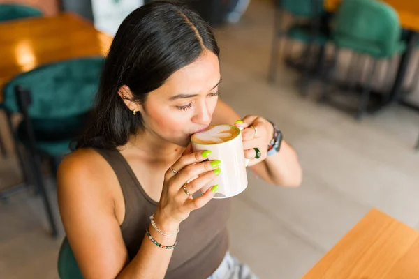 Latin Fiatal Kávézóban Iszik Egy Finom Kávé Vagy Cappuccino Kedvenc — Stock Fotó