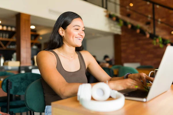 Χαρούμενη Νεαρή Γυναίκα Χαμογελώντας Στην Καφετέρια Ενώ Εργάζονται Στον Υπολογιστή — Φωτογραφία Αρχείου