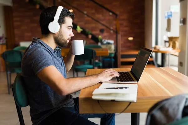 Kafede Kahve Içen Bilgisayarını Internet Alanını Kullanarak Uzaktan Yapan Kulaklıklı — Stok fotoğraf