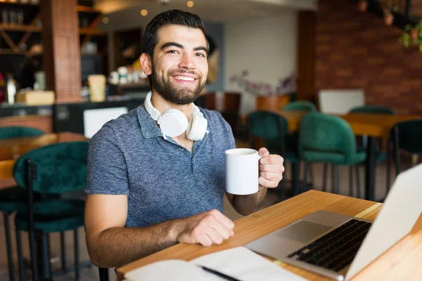 Portret Van Een Blije Spaanse Man Freelance Werknemer Glimlachend Terwijl — Stockfoto
