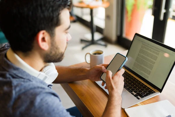 Homem Latino Mensagens Texto Smartphone Usando Laptop Zona Wifi Café — Fotografia de Stock