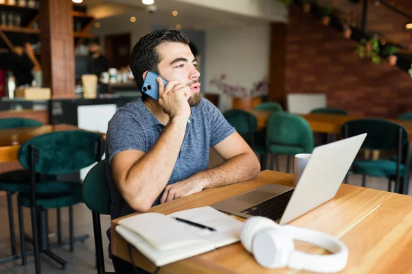 Kahve Dükkanında Çalışan Spanyol Bir Girişimci Görüşmesi Sırasında Telefonla Konuşuyor — Stok fotoğraf