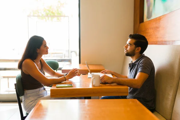 仕事を探している若い女性と話をし コーヒーショップで仕事のインタビューを持っているヒスパニック系の男 — ストック写真