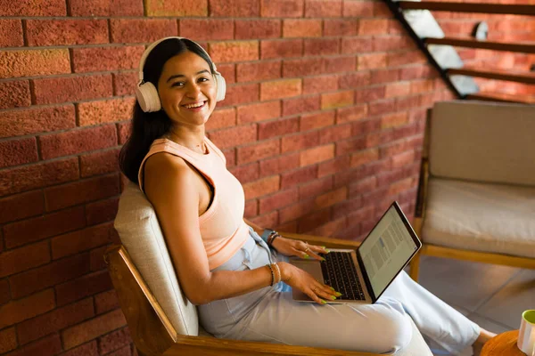 Happy Latin Woman Headphones Smiling Using Her Laptop Wifi Zone — Stock Photo, Image