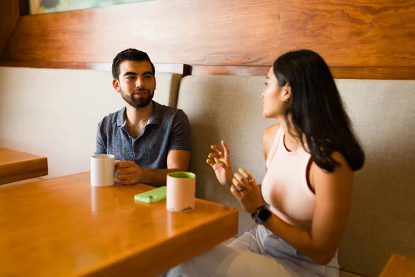 Vonzó Pár Húszas Éveikben Ülnek Kávézóban Beszélgetnek Egy Pihentető Randin — Stock Fotó