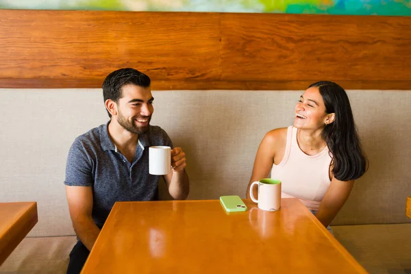 陽気な女性と男の友人は コーヒーショップのデート中に話をしながら 楽しみを持って笑って — ストック写真