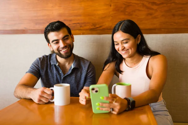 Cheerful Hispanic Woman Man Friends Texting Using Smartphone While Hanging — Stock Photo, Image