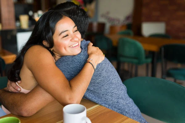 Mujer Latina Cariñosa Abrazando Pareja Cafetería Sintiéndose Enamorada Mientras Abraza —  Fotos de Stock