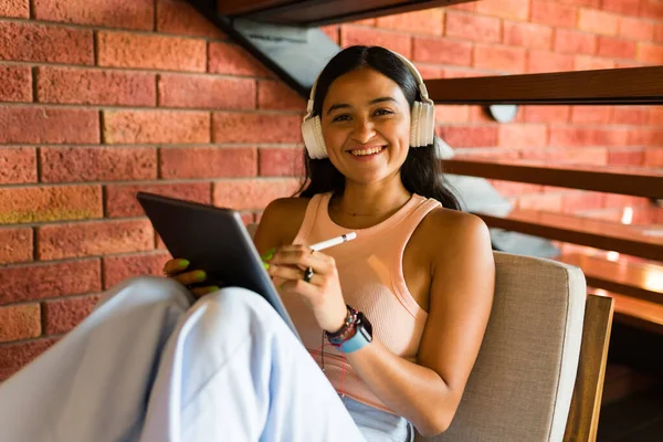 Mulher Feliz Sorrindo Usar Seu Tablet Lápis Zona Wifi Café — Fotografia de Stock